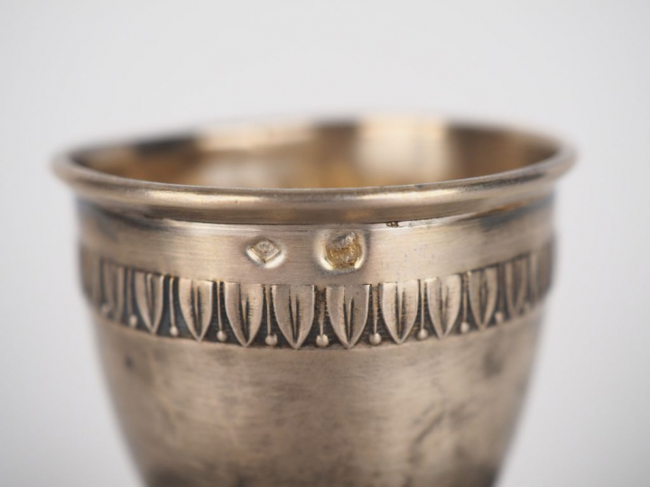 Coquetier de style Louis XVI en argent, poinçon Minerve, à décor de fr