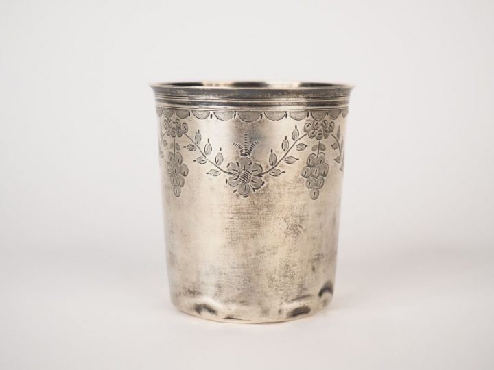 Timbale en argent, poinçon au coq, à décor de guirlandes de fleurs et 