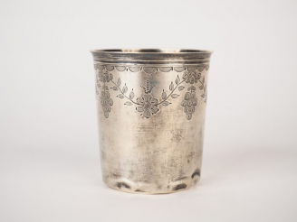 Vente aux enchères Timbale en argent, poinçon au coq, à décor de guirlandes de fleurs et 