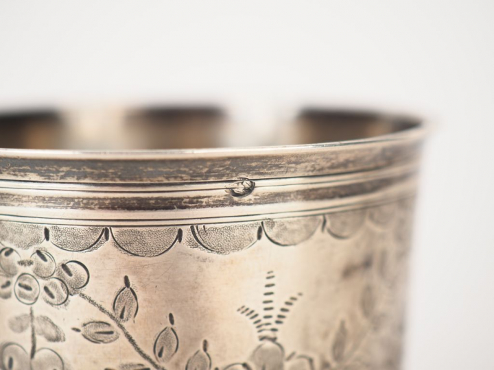 Timbale en argent, poinçon au coq, à décor de guirlandes de fleurs et 