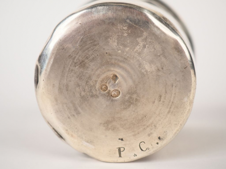 Timbale en argent, poinçon au coq, à décor de guirlandes de fleurs et 