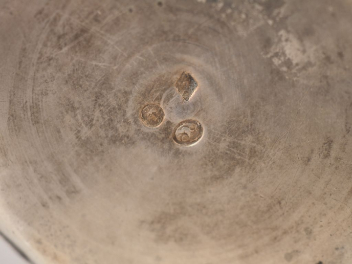 Timbale en argent, poinçon au coq, à décor de guirlandes de fleurs et 