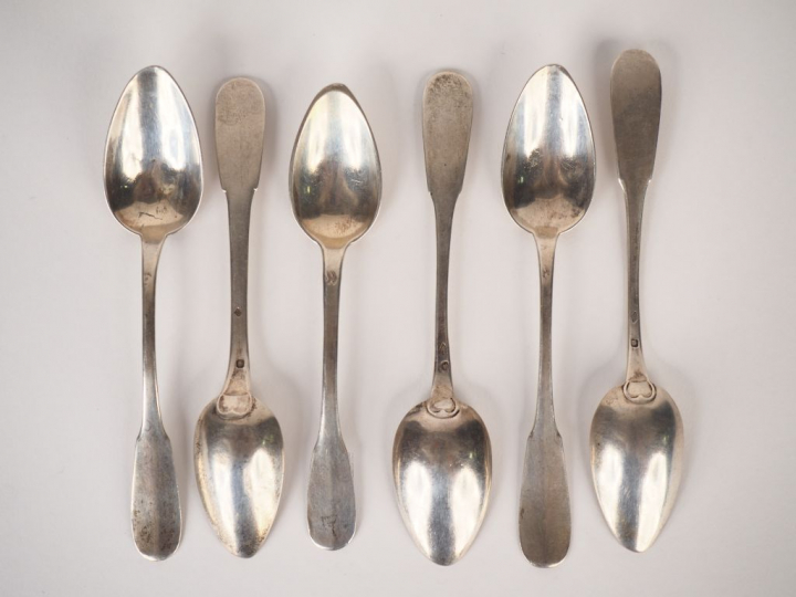 Suite de six petites cuillères en argent, poinçon Minerve, modèle unip