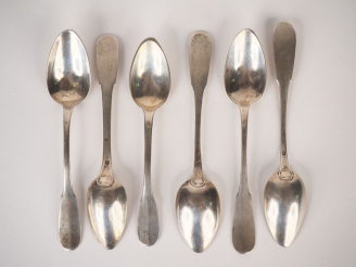 Vente aux enchères Suite de six petites cuillères en argent, poinçon Minerve, modèle unip