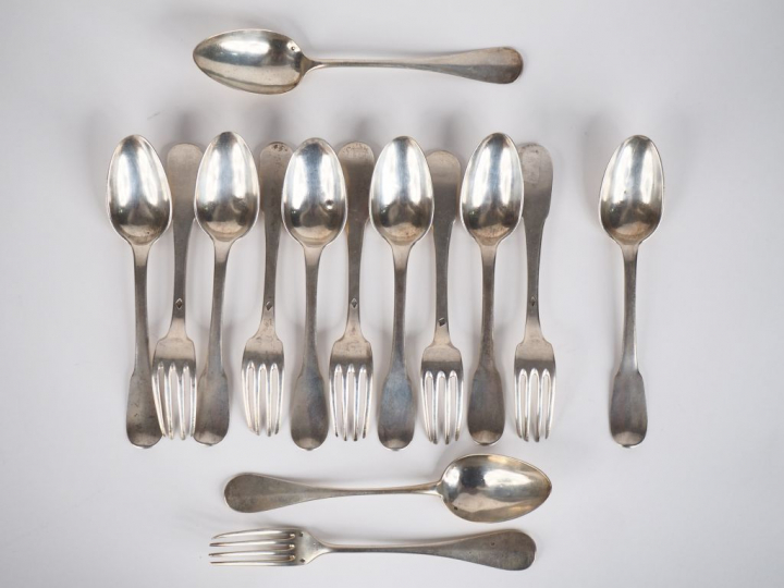 Suite de cinq couverts et une cuillère en argent, modèle uniplat. On y