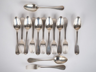 Vente aux enchères Suite de cinq couverts et une cuillère en argent, modèle uniplat. On y