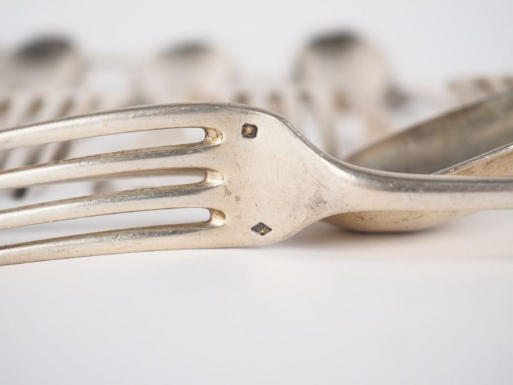 Suite de cinq couverts et une cuillère en argent, modèle uniplat. On y