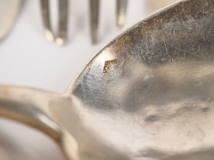 Suite de cinq couverts et une cuillère en argent, modèle uniplat. On y