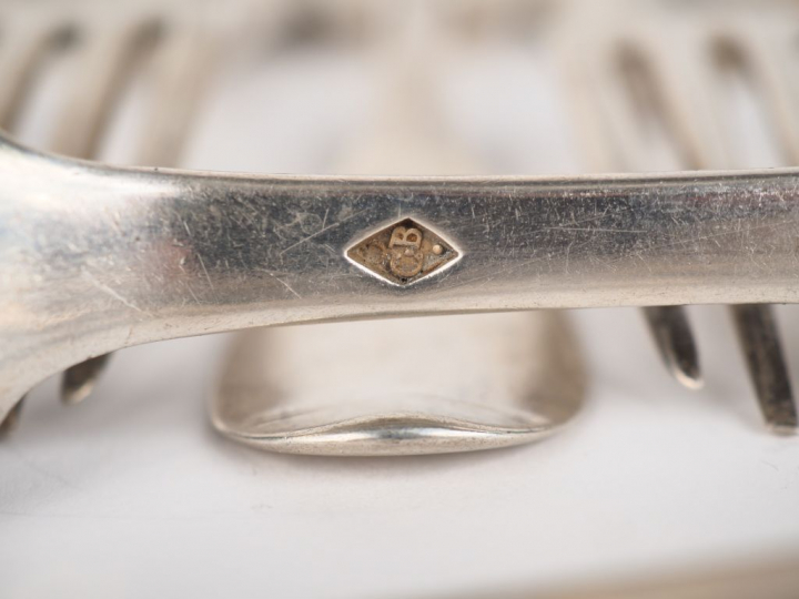 Suite de cinq couverts et une cuillère en argent, modèle uniplat. On y