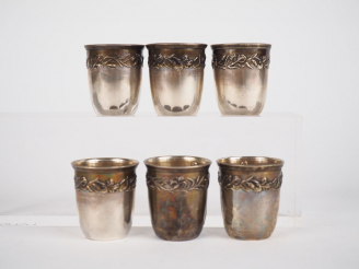 Vente aux enchères Suite de six verres à liqueur de style Art Nouveau en argent, poinçon 