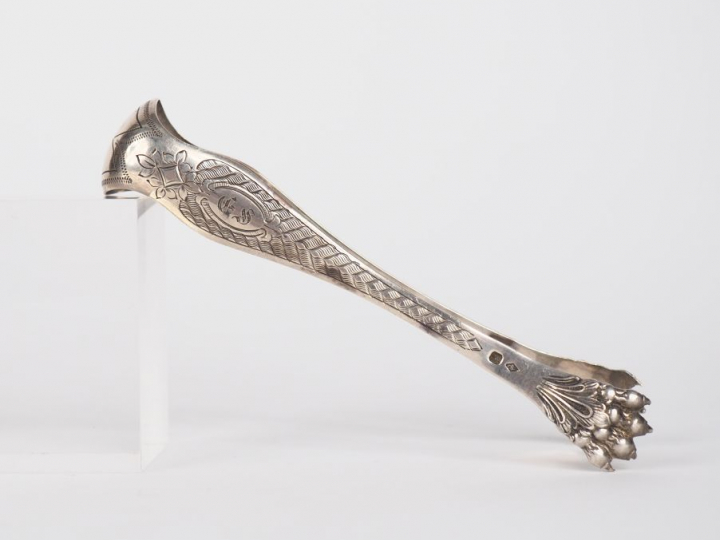 Pince à sucre de style Louis XVI en argent, poinçon Minerve, à décor d