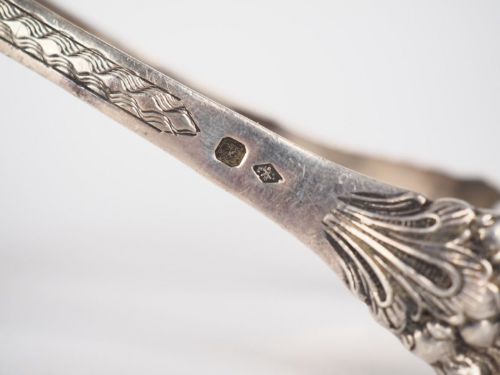 Pince à sucre de style Louis XVI en argent, poinçon Minerve, à décor d