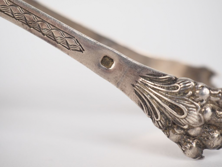 Pince à sucre de style Louis XVI en argent, poinçon Minerve, à décor d