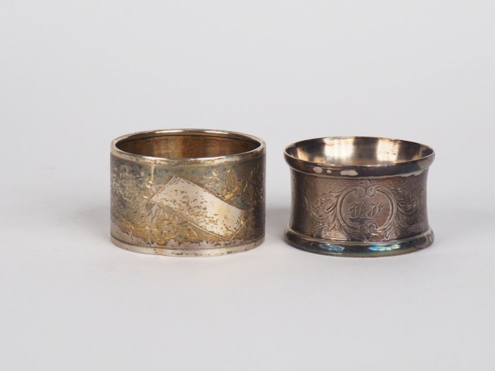 Ensemble comprenant :  - un rond de serviette en argent, à décor de ca