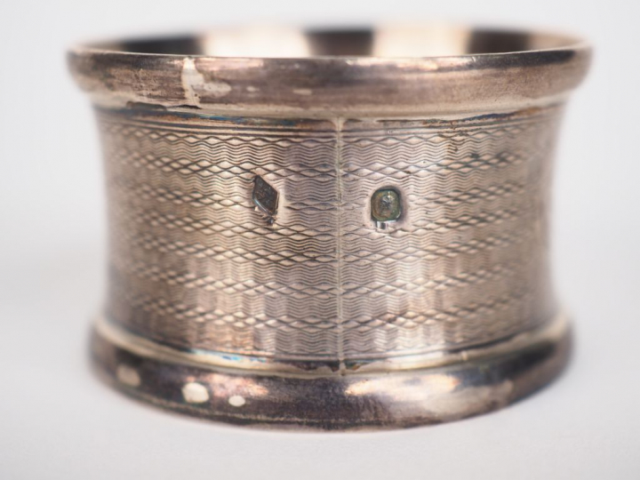 Ensemble comprenant :  - un rond de serviette en argent, à décor de ca