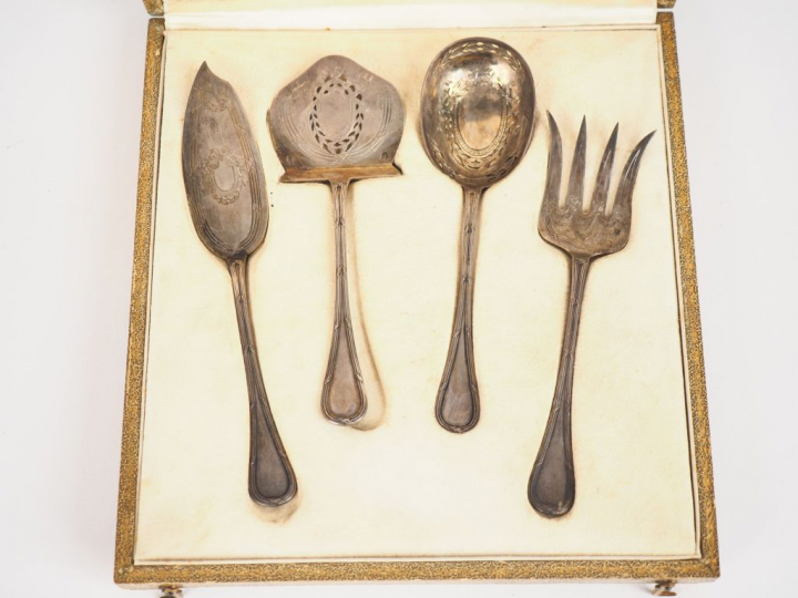 Nécessaire à douceur de style Louis XVI en argent, poinçon Minerve, à 