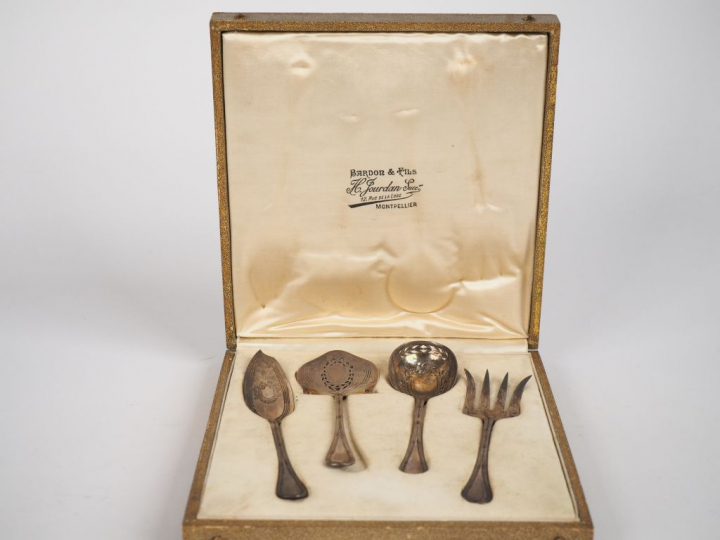 Nécessaire à douceur de style Louis XVI en argent, poinçon Minerve, à 