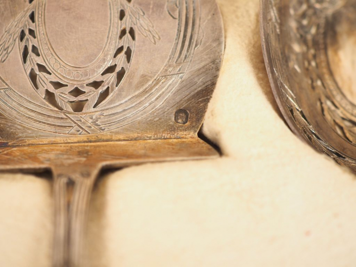 Nécessaire à douceur de style Louis XVI en argent, poinçon Minerve, à 