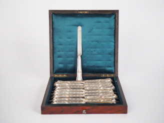 Vente aux enchères Suite de dix-huit couteaux à fruits, à décor de grappes de raisins.  L