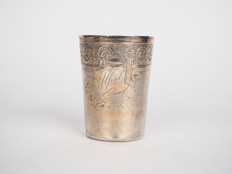 Vente aux enchères Grande timbale en argent, poinçon Minerve, à décor d'une frise de rinc