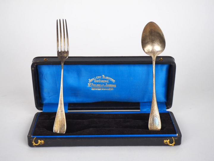 Couvert de naissance de style Louis XVI en argent, poinçon Minerve, à 