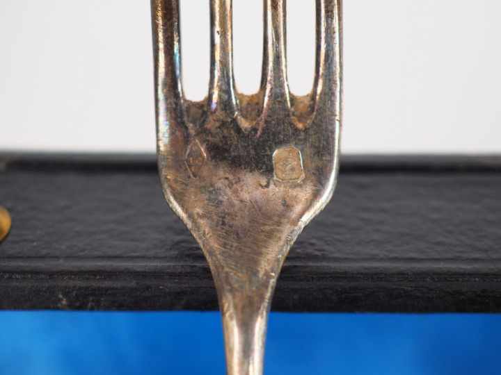 Couvert de naissance de style Louis XVI en argent, poinçon Minerve, à 