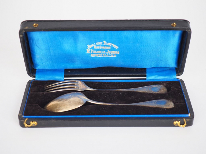 Couvert de naissance de style Louis XVI en argent, poinçon Minerve, à 