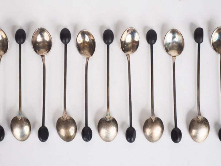 Suite de onze cuillères à café en argent, poinçon Minerve.  Les extrêm
