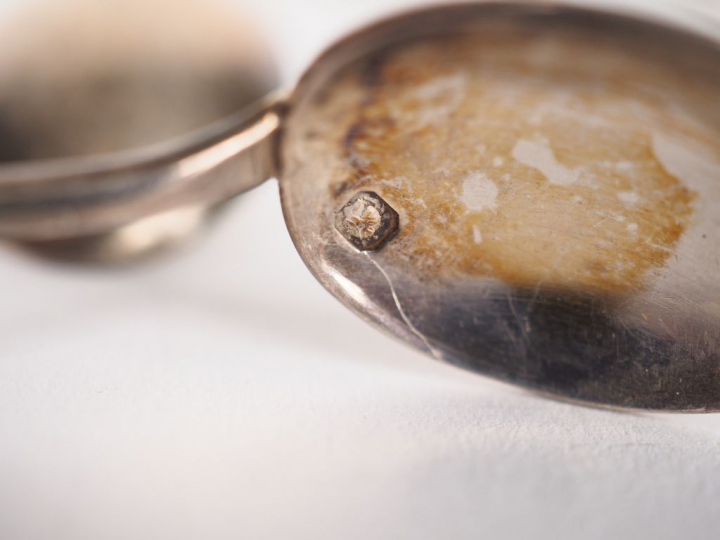 Suite de onze cuillères à café en argent, poinçon Minerve.  Les extrêm