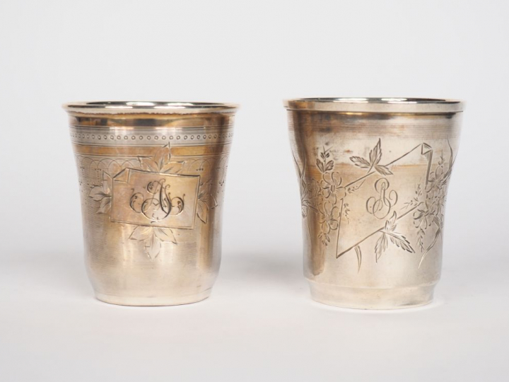 Deux différentes timbales de forme tulipe en argent, poinçon Minerve, 