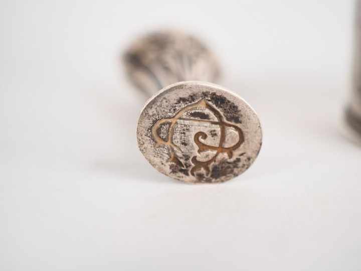 Deux différents ronds de serviettes en argent, poinçon Minerve, à déco