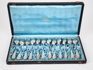 Vente aux enchères Suite de douze petites cuillères en argent, poinçon Minerve, modèle à 