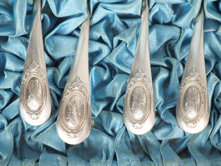 Suite de douze petites cuillères en argent, poinçon Minerve, modèle à 
