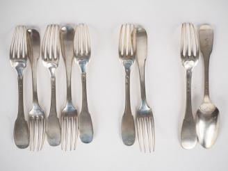 Vente aux enchères Ensemble comprenant : - cinq fourchettes en argent, poinçon Vieillard 