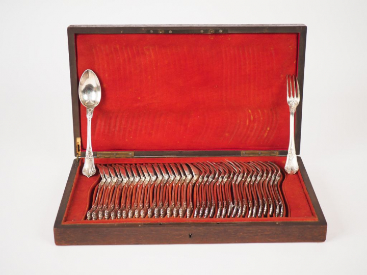 Suite de dix-huit couverts à entremets de style rocaille en argent, po