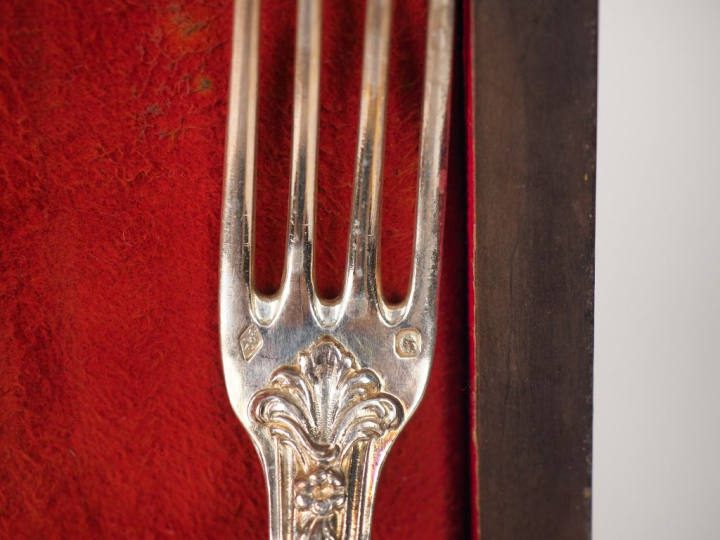 Suite de dix-huit couverts à entremets de style rocaille en argent, po