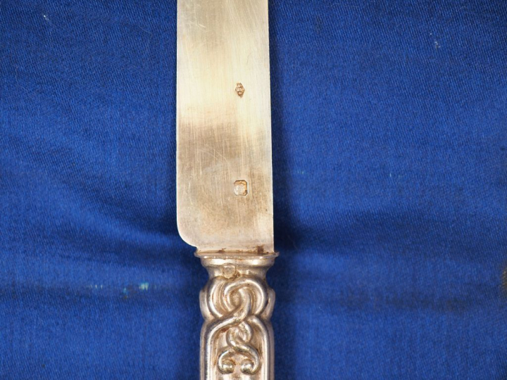 Douze grands couteaux lame acier, manche argent fourré, et douze coute