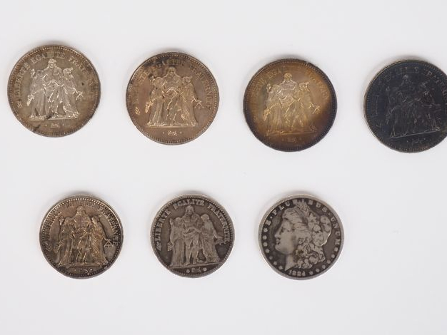 - six pièces de 50 Francs en argent, 1974 et 1975 (x5). - une pièce de