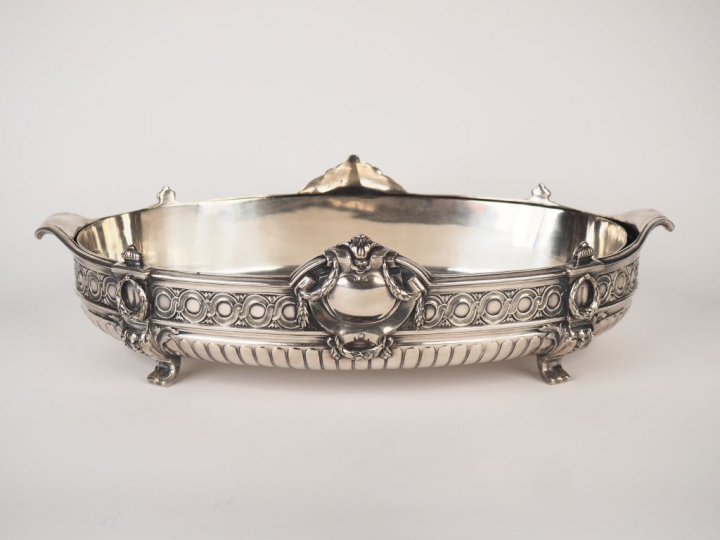 Jardinière de style Louis XVI en métal argenté. L. 45,5 cm.