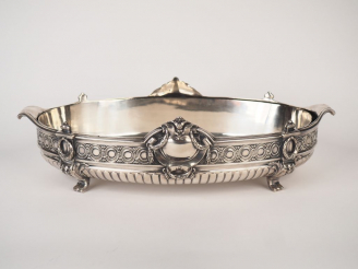 Vente aux enchères Jardinière de style Louis XVI en métal argenté. L. 45,5 cm.