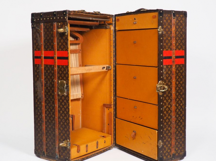 Louis VUITTON, année 1927  MALLE "Wardrobe" en toile enduite LV au poc