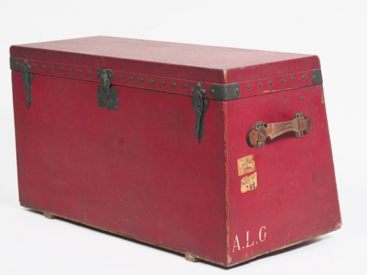 Louis VUITTON. Malle de voiture en vuittonite rouge, monogrammée A. L.