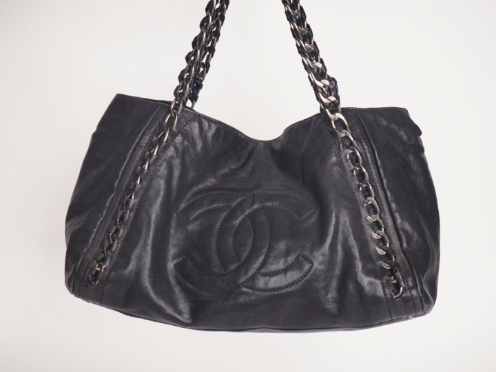 CHANEL. Sac cabas en cuir noir à décor de monogramme de la marque, sig