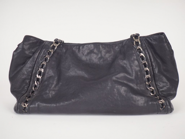 CHANEL. Sac cabas en cuir noir à décor de monogramme de la marque, sig