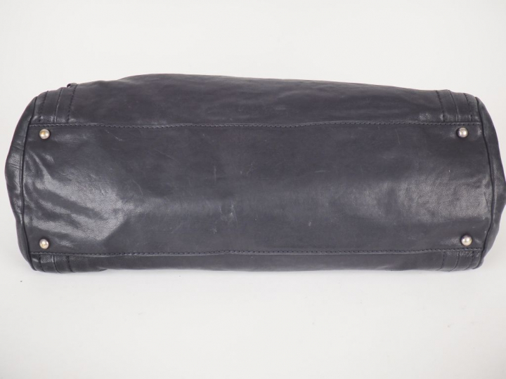 CHANEL. Sac cabas en cuir noir à décor de monogramme de la marque, sig
