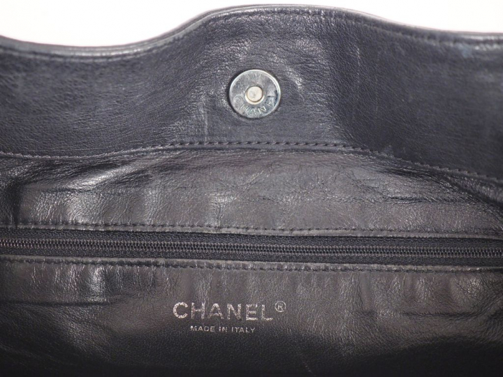CHANEL. Sac cabas en cuir noir à décor de monogramme de la marque, sig