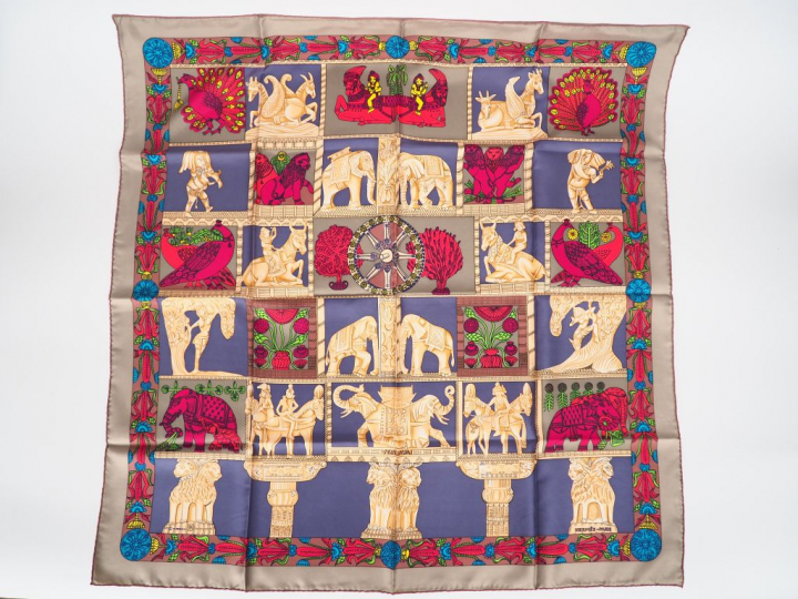 HERMES. "Bestiaire de l'Inde". Foulard en soie dans sa boite, signé.