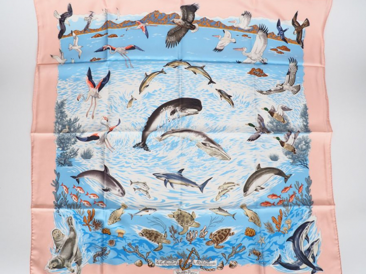 HERMES. "La vie précieuse de la méditerranée". Foulard en soie dans sa
