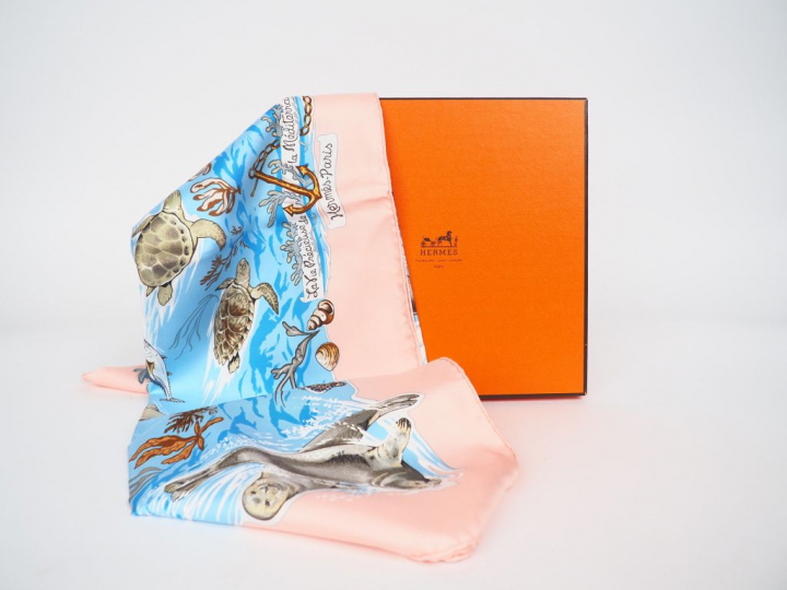 HERMES. "La vie précieuse de la méditerranée". Foulard en soie dans sa