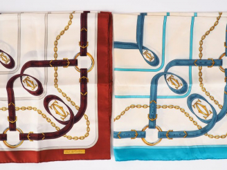 Vente aux enchères CARTIER, Must de.  Lot de deux foulards (tâches).